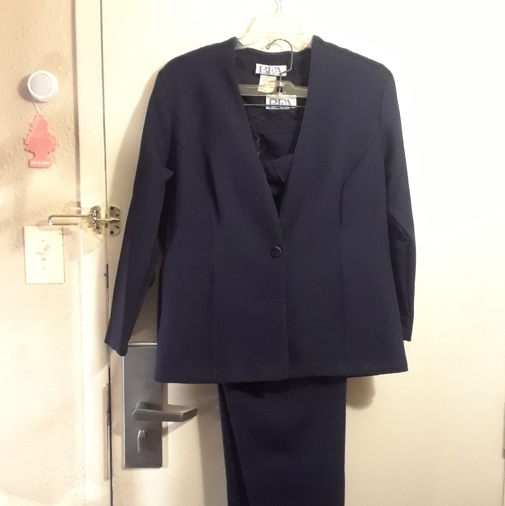 Pants suit